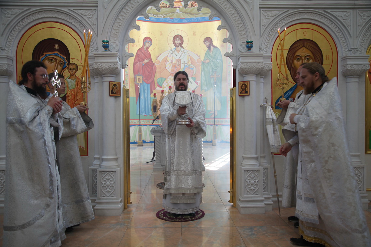 В неделю 10-ю по Пятидесятнице епископ Находкинский и Преображенский Николай совершил Божественную литургию в Казанском Кафедральном соборе г. Находки.