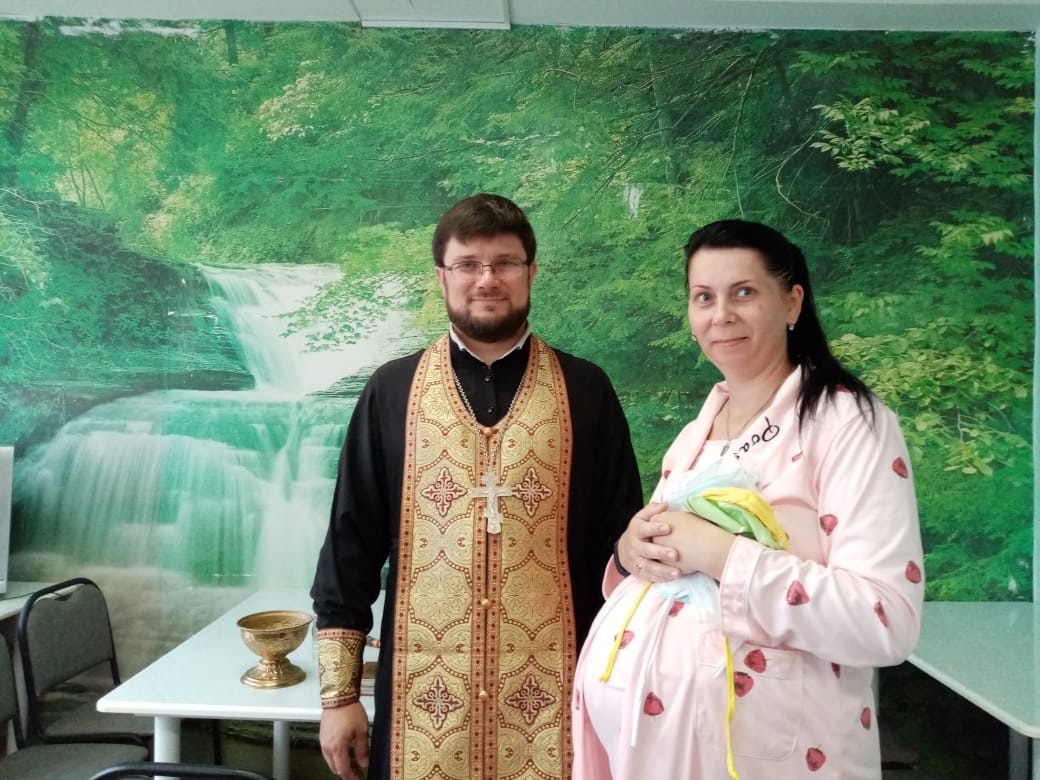 В одном из родильных домов Владивостока отслужили молебен 