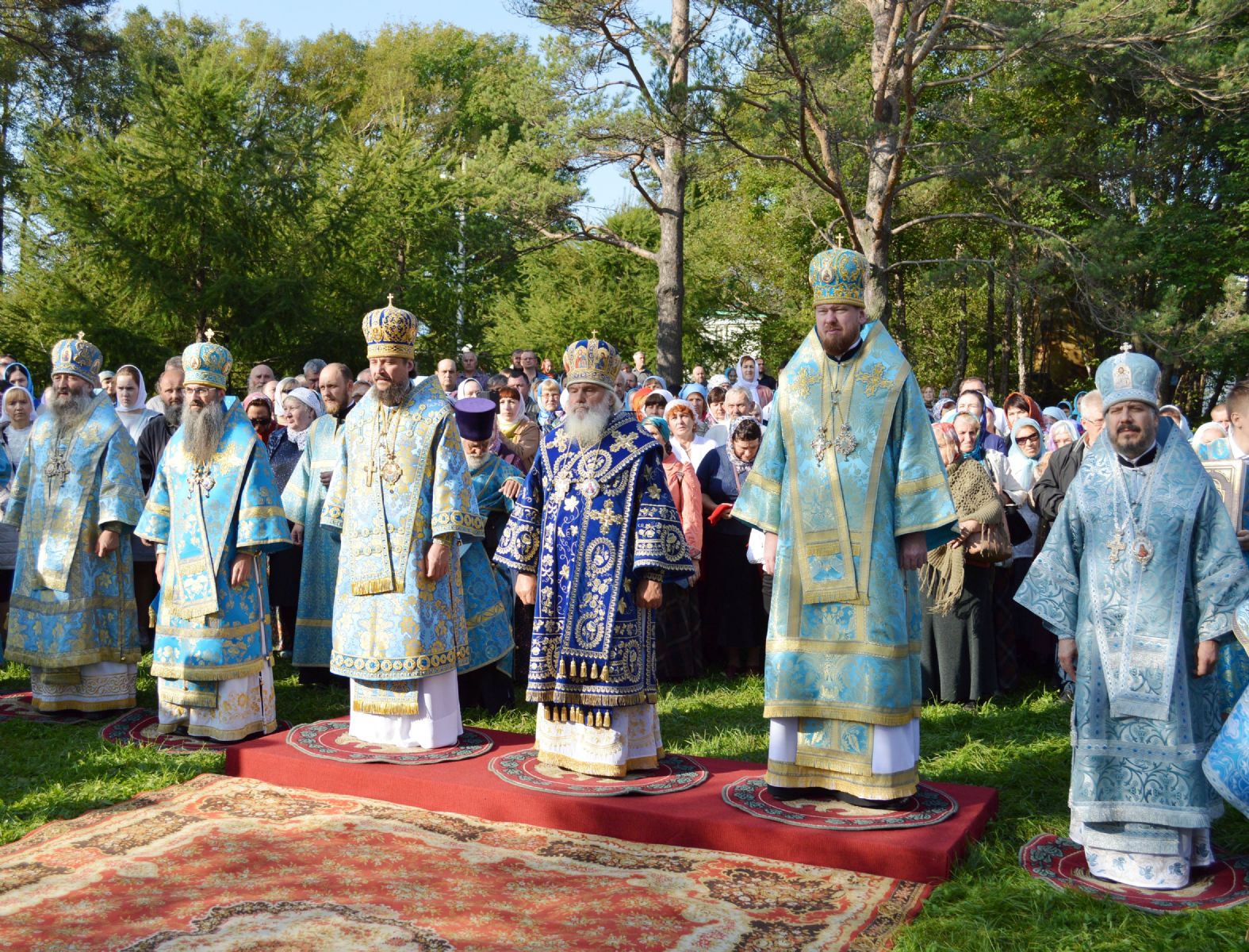 В день престольного праздника Богородице-Рождественского женского монастыря сонм архиереев совершил литургию в обители.