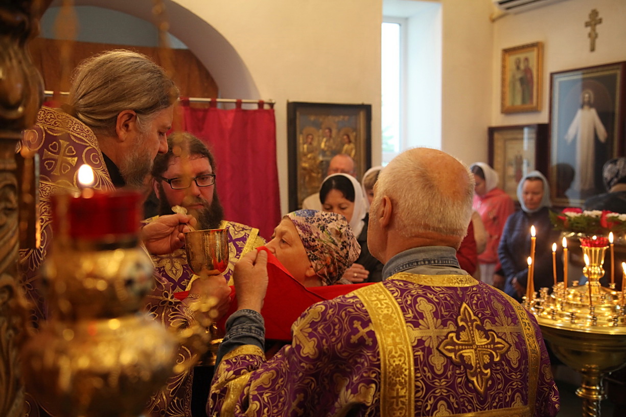 В праздник Воздвижения Честного и Животворящего Креста Господня, епископ Находкинский и Преображенский Николай совершил Божественную литургию.
