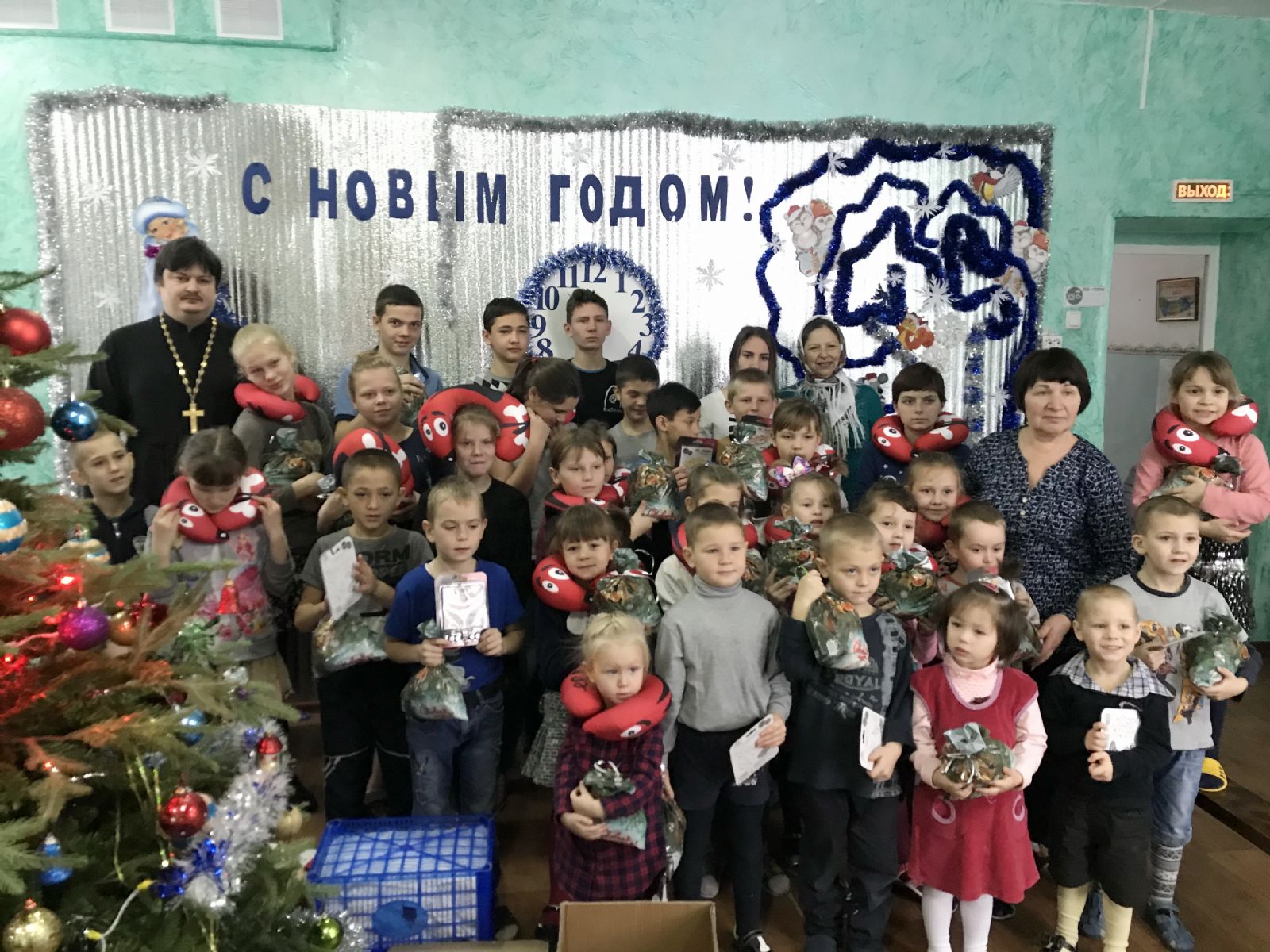 Более 450 детей из Октябрьского района получили праздничные наборы на Рождество