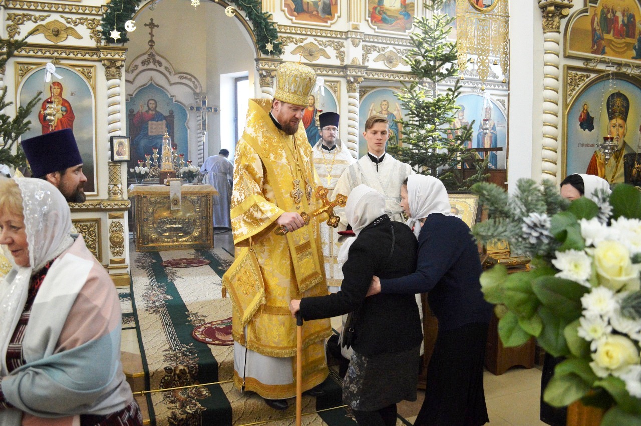 Митрополит Владимир совершил литургию в Никольском храме города Уссурийска