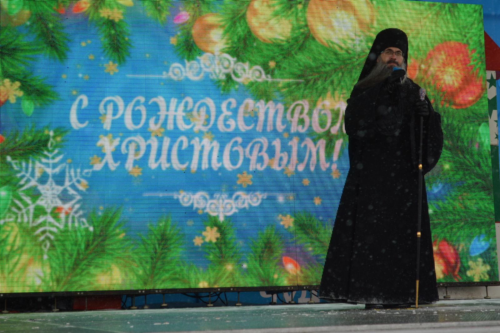 Епископ Уссурийский Иннокентий выступил с Рождественским поздравлением на центральной площади