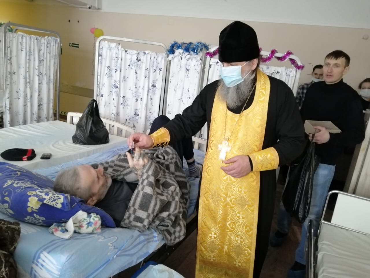 Добровольцы социального отдела посетили в день Рождества Владивостокскую клиническую больницу №2