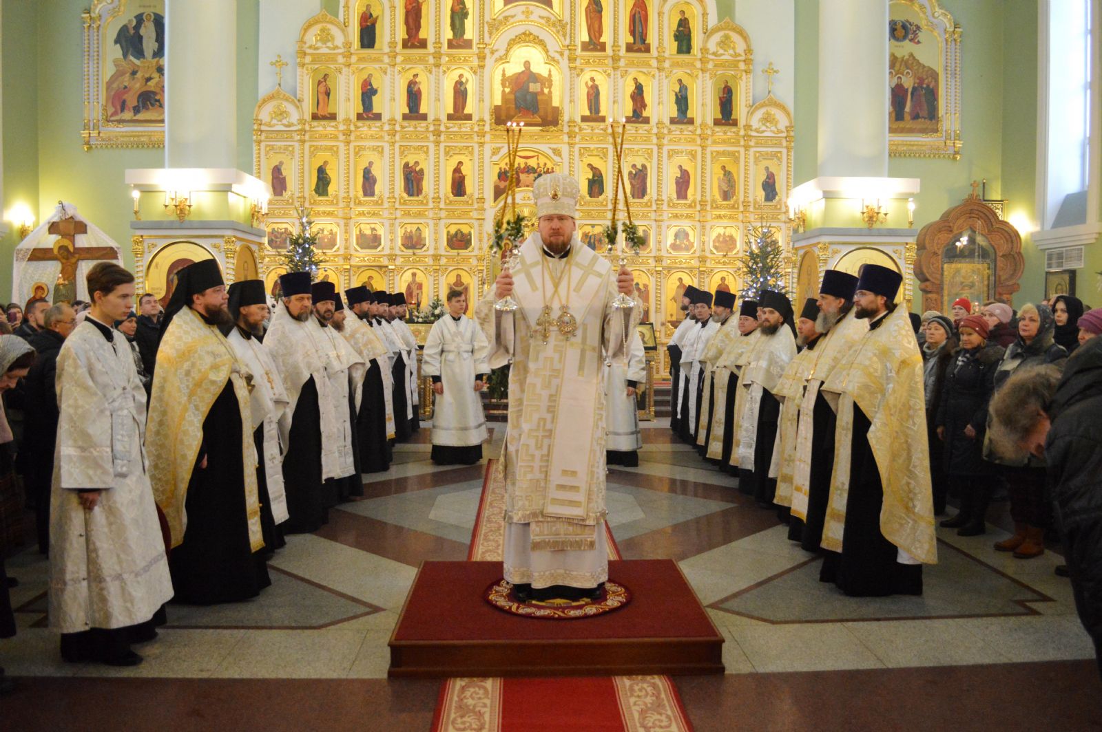 Митрополит Владимир совершил великую вечерню в Покровском кафедральном соборе