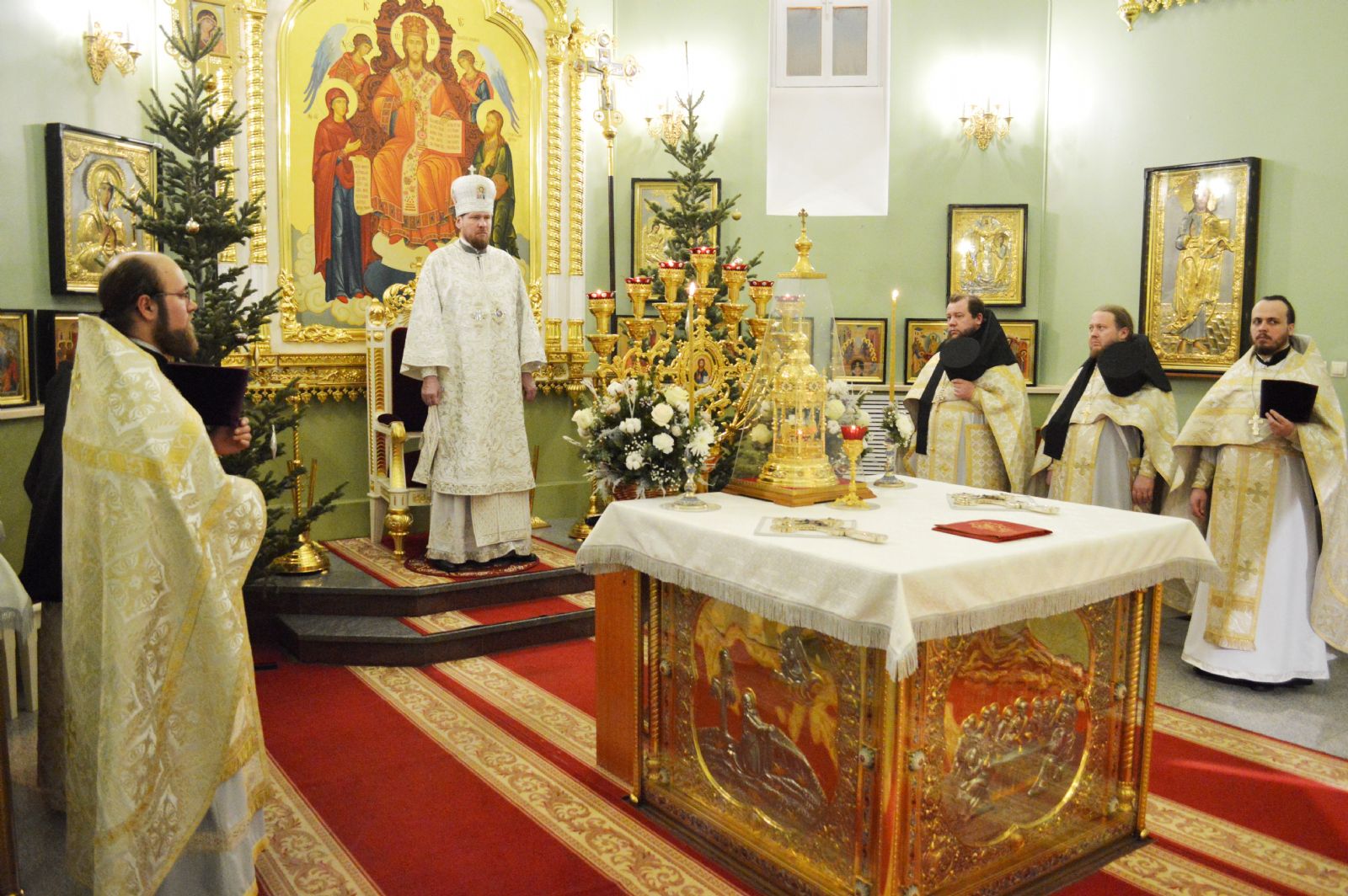 В праздник Рождества Христова Глава Приморской митрополии совершил Божественную литургию в Покровском соборе