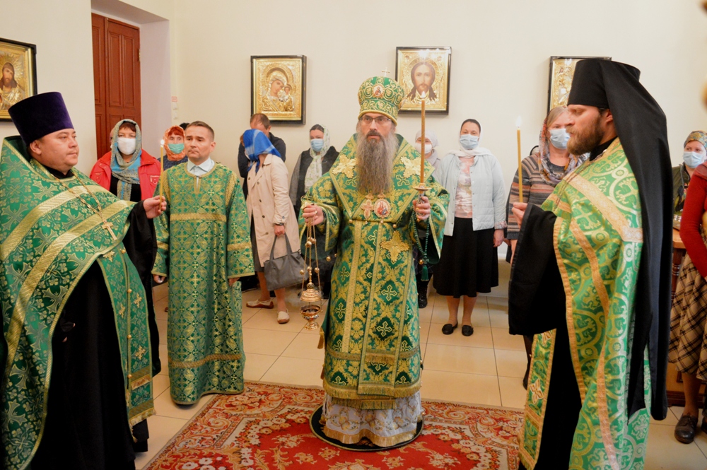 Епископ Иннокентий совершил всенощное бдение в храме преподобного Сергия Радонежского