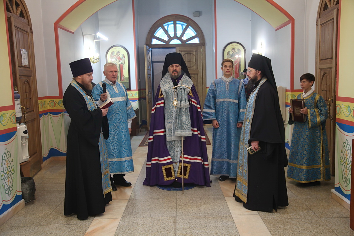 Епископ Николай совершил Всенощное бдение в канун праздника Покрова Пресвятой Богородицы.