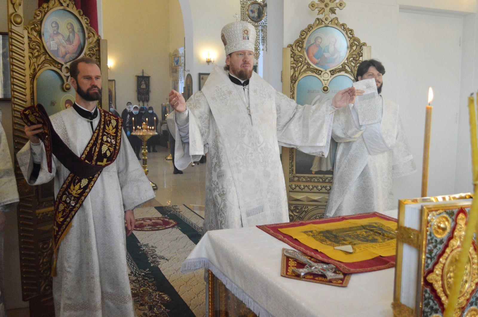 Глава Приморской митрополии совершил литургию в Никольском храме Уссурийска