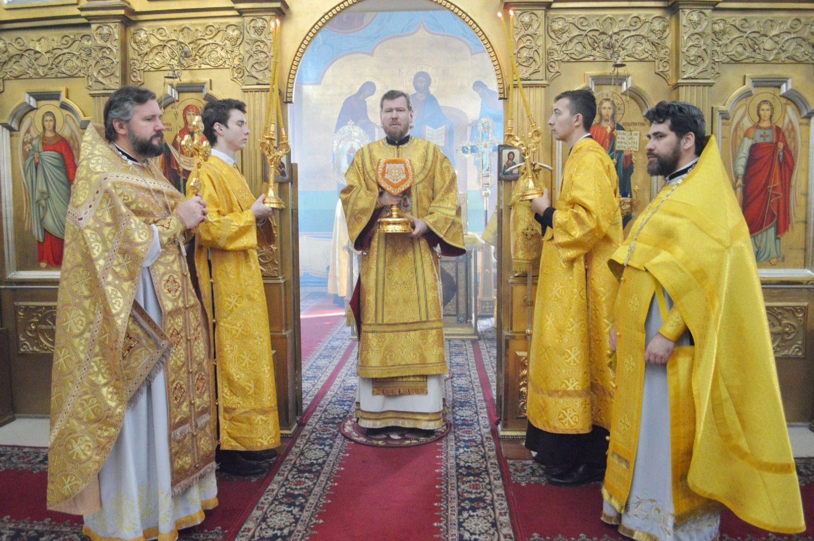 Глава Приморской митрополии совершил литургию в Покровском храме Уссурийска