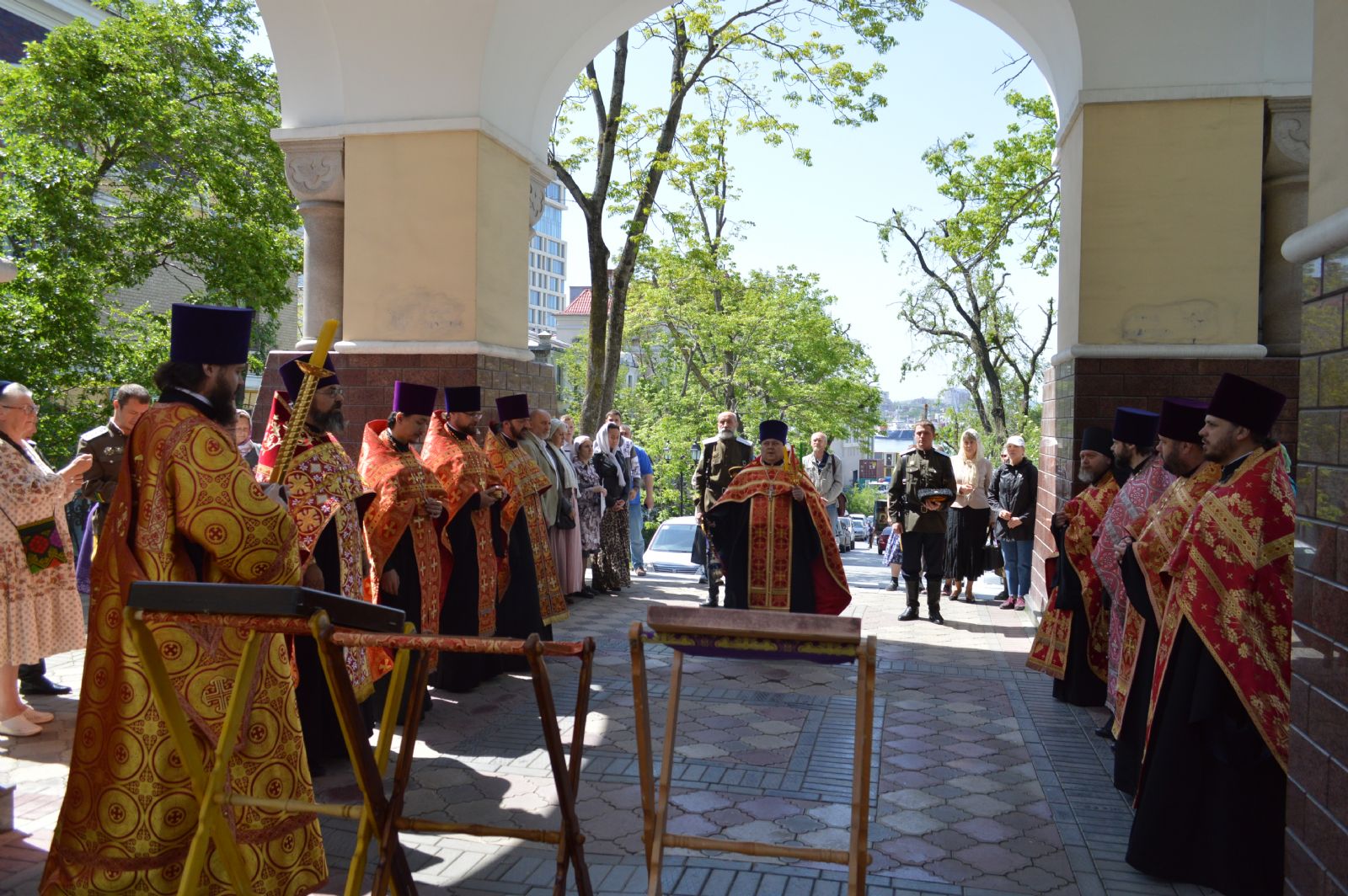 Сонм духовенства Владивостокской епархии совершил молебен у арки Цесаревича