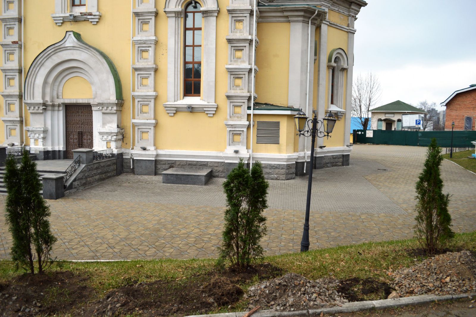 Продолжается благоустройство прихрамовой территории Покровского собора