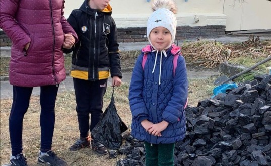 6 семьям в Октябрьском районе помогли заготовить дрова и уголь на зиму