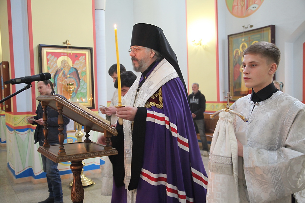 Епископ Николай возглавил заупокойное богослужение в Казанском Кафедральном соборе г. Находки