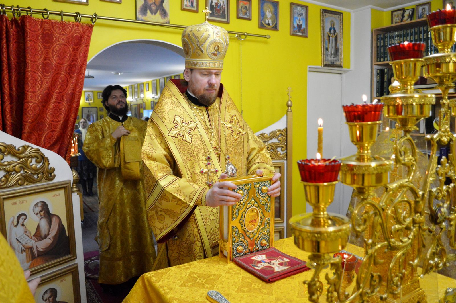 Глава Приморской митрополии совершил Божественную литургию в день престольного праздника храма святителя Спиридона Тримифунтского