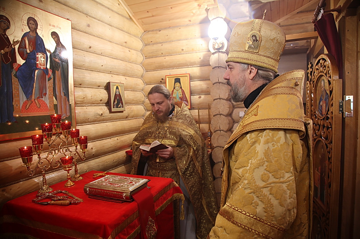 Епископ Николай совершил чин великого освящения храма в честь святых Царственных страстотерпцев г. Партизанска.