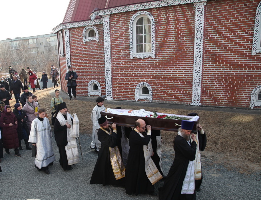 Епископ Николай совершил заупокойную Божественную литургию и возглавил чин отпевания протоиерея Александра Жолобова.