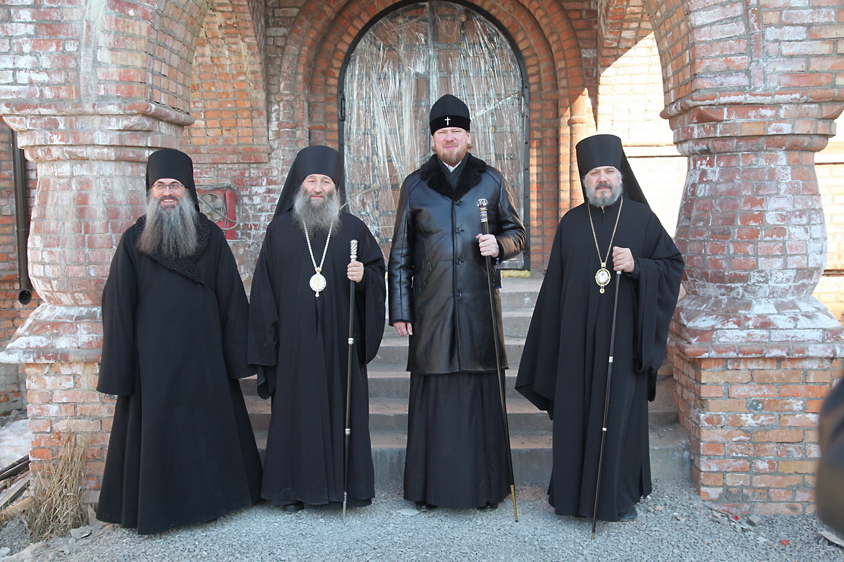 В рамках посещения Арсеньевской епархии митрополит Владимир осмотрел строящееся здание епархиального духовно-просветительского центра.