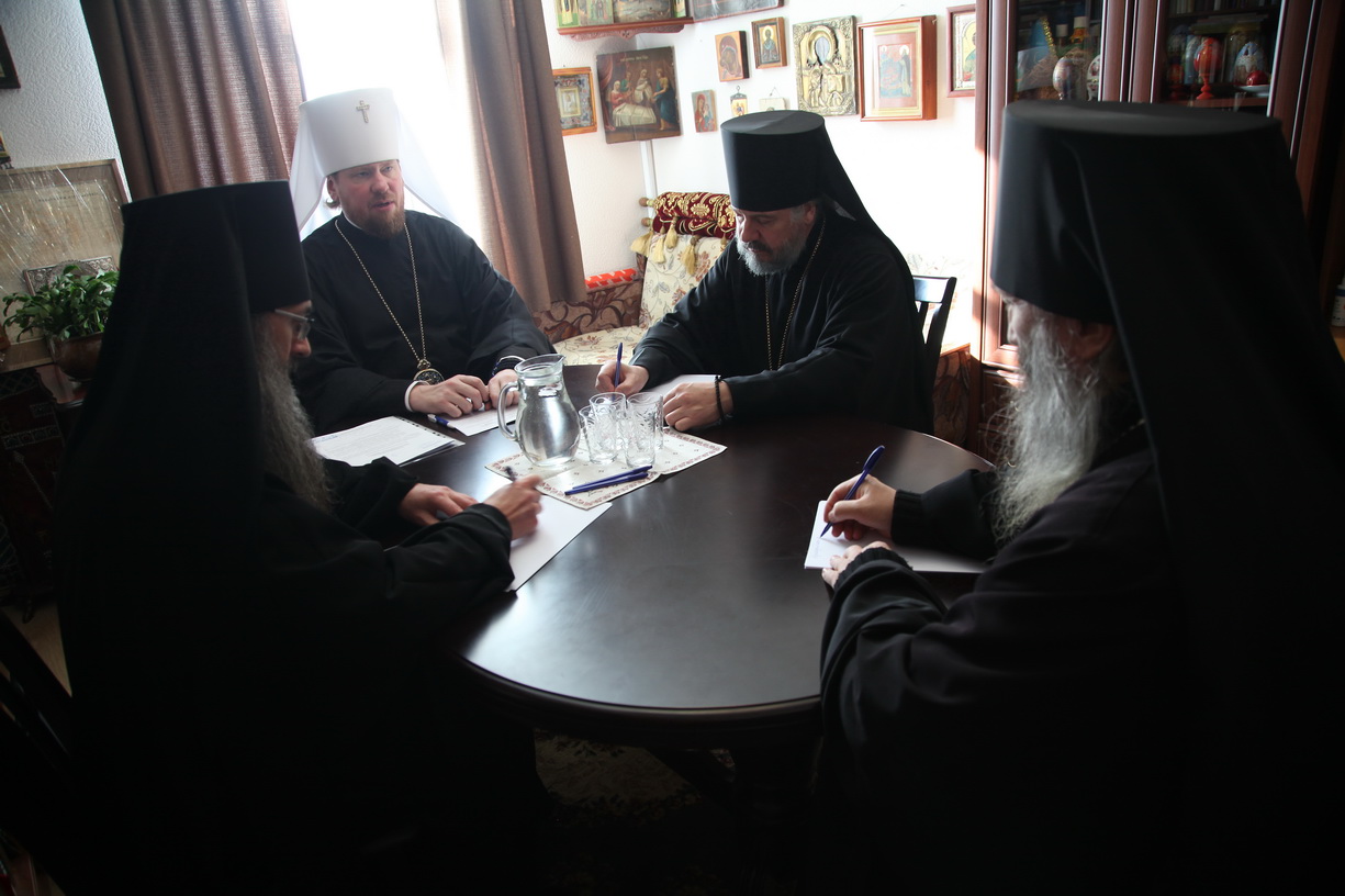 В ходе визита в Арсеньевскую епархию глава Приморской митрополии возглавил заседание Архиерейского совета.
