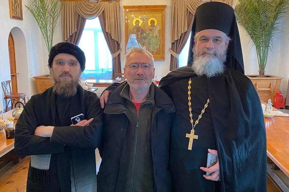 Гитарист рок-группы «Чайф» посетил Свято-Серафимовский монастырь на острове Русский