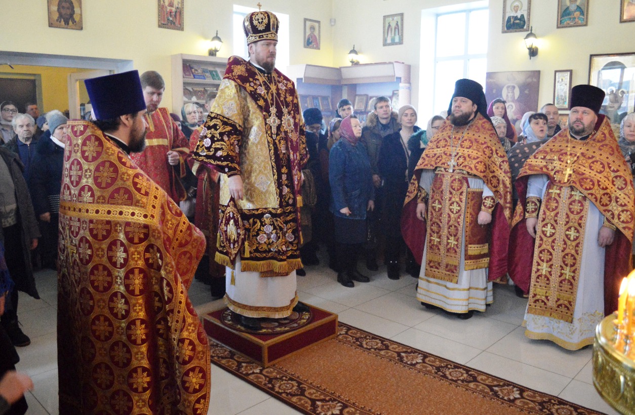 Глава Приморской митрополии совершил литургию в день престольного праздника в храме новомучеников и исповедников Церкви Русской