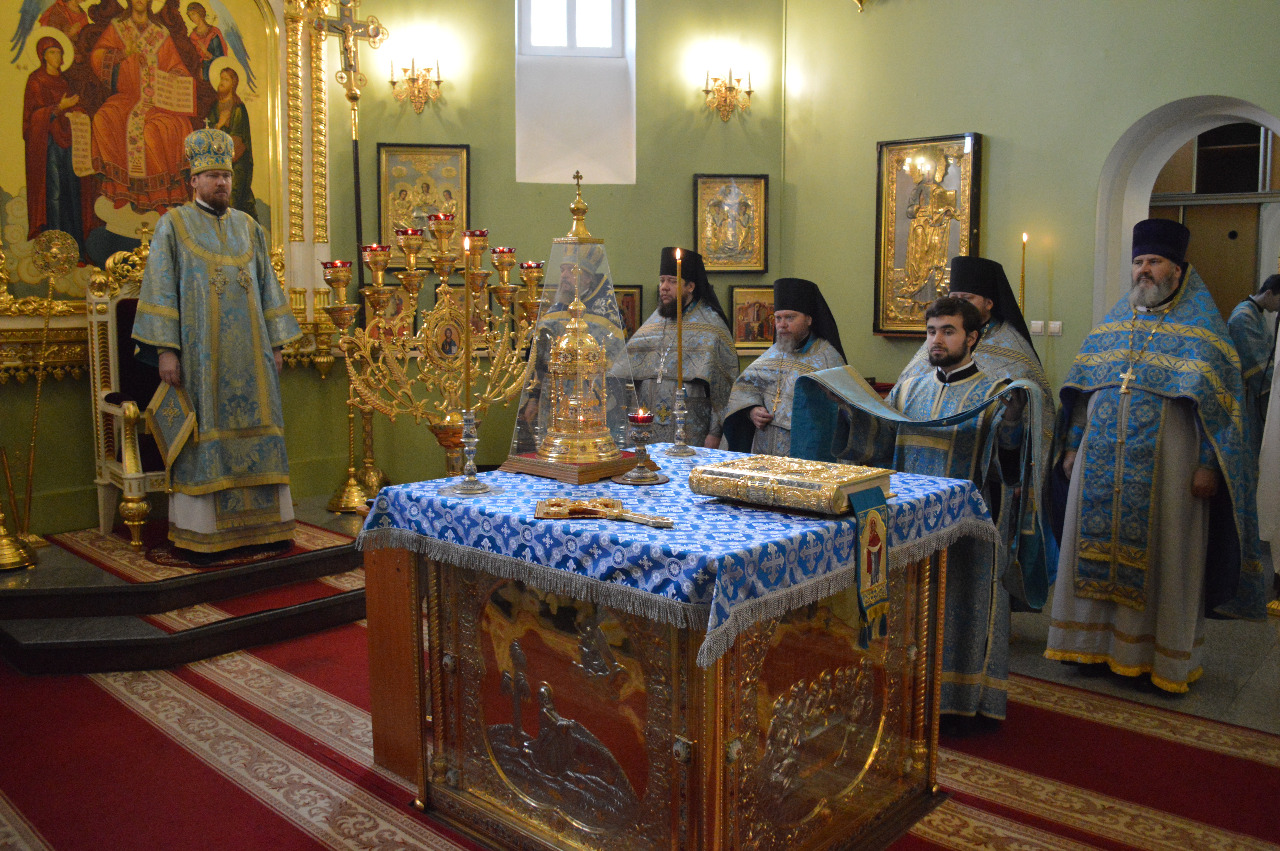 В день праздника Сретения Господня глава Приморской митрополии совершил литургию и освящение воды в Покровском соборе