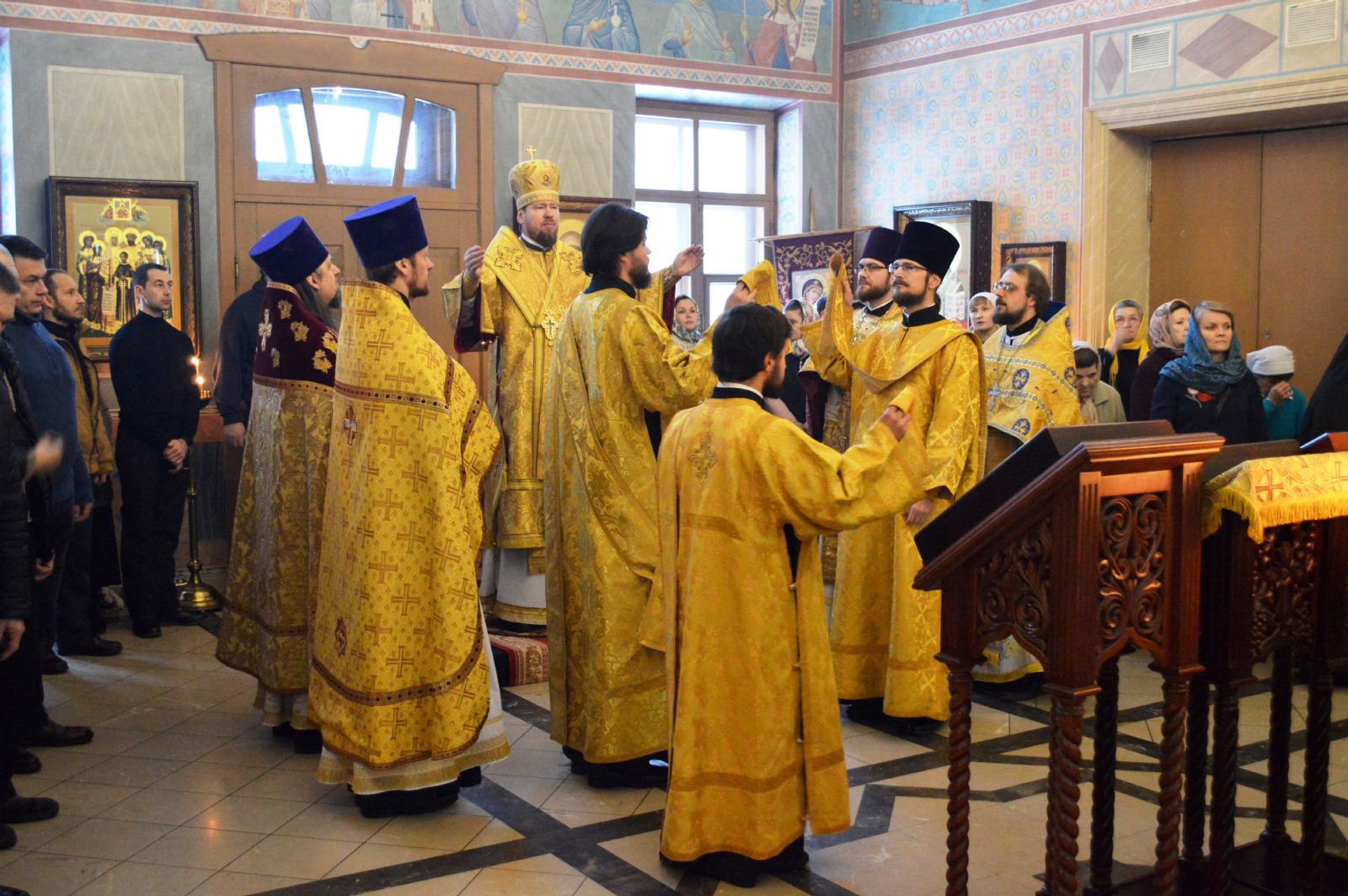 Митрополит Владимир совершил Божественную литургию в храме Казанской иконы Божией Матери