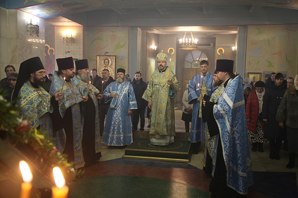В канун праздника Сретения Господня епископ Николай возглавил Всенощное бдение.