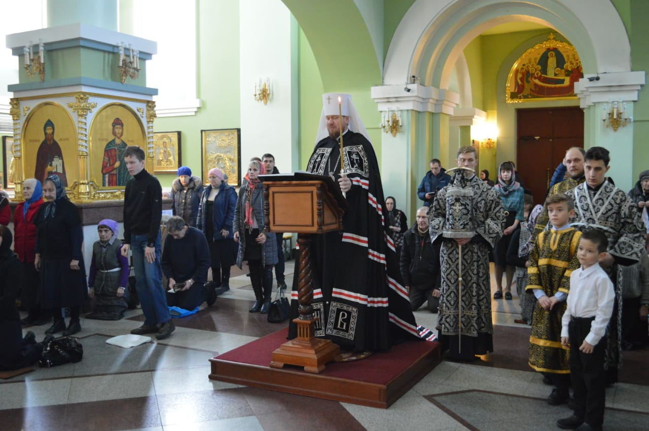Митрополит Владимир совершил повечерие с чтением покаянного канона в Покровском соборе
