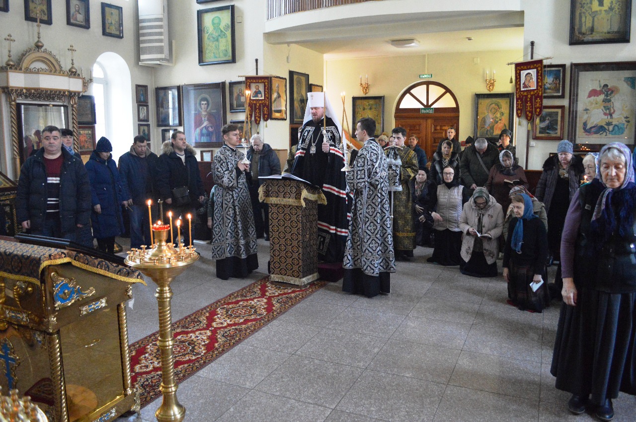 Митрополит Владимир совершил повечерие с чтением покаянного канона в Никольском храме Владивостока
