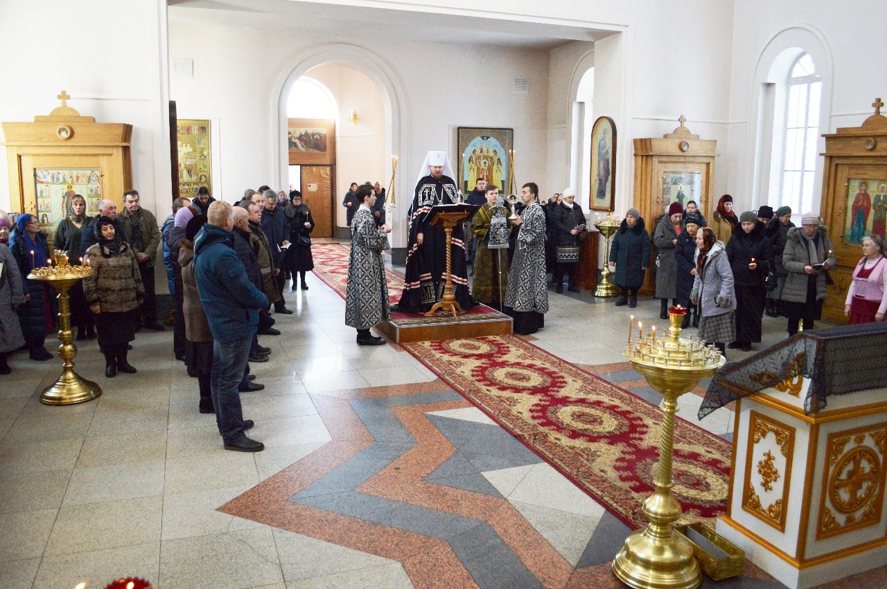 Митрополит Владимир совершил повечерие с чтением покаянного канона в храме Святого Богоявления