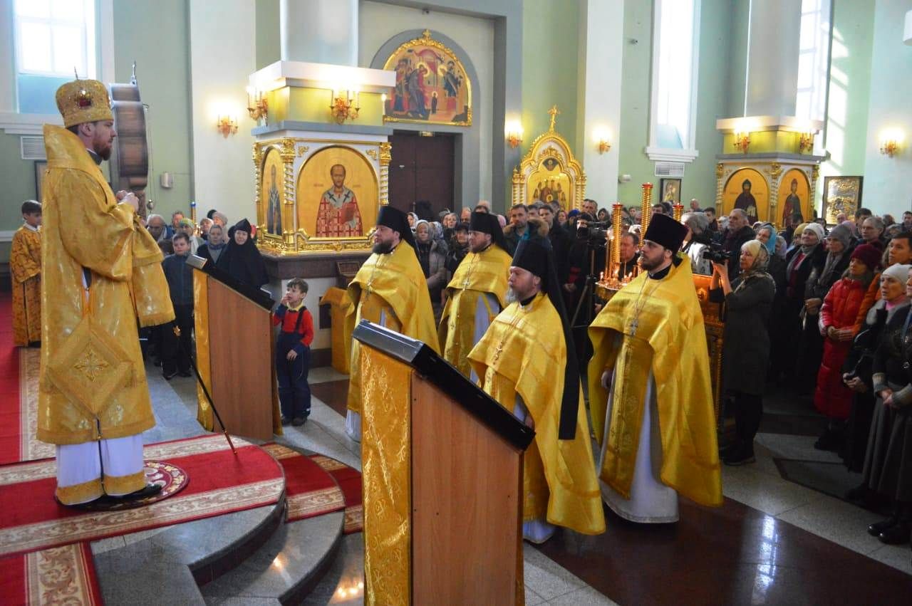В Неделю Крестопоклонную митрополит Владимир совершил Божественную литургию в Покровском соборе