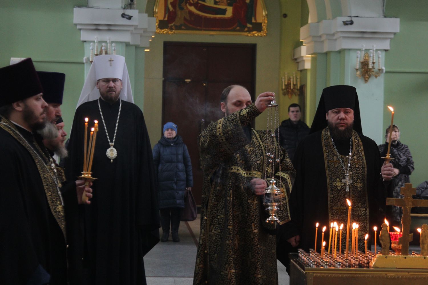 В понедельник первой седмицы поста митрополит Владимир молился за богослужением в Покровском соборе
