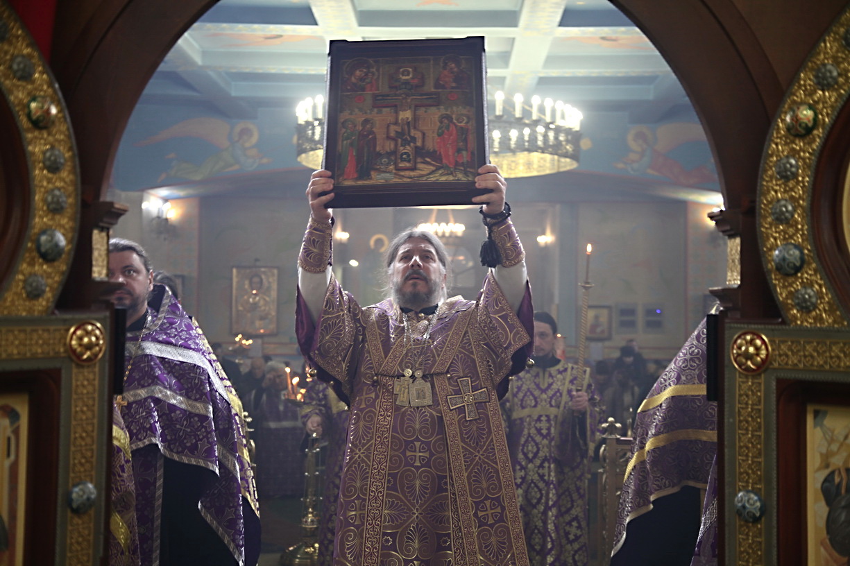 В канун Крестопоклонной недели епископ Николай возглавил всенощное бдение с чином выноса Креста в Казанском соборе г. Находки.