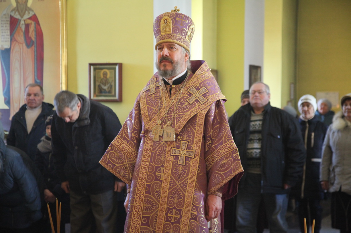 В неделю Крестопоклонную епископ Находкинский и Преображенский Николай совершил Божественную литургию в Свято - Георгиевском храме п. Дунай.