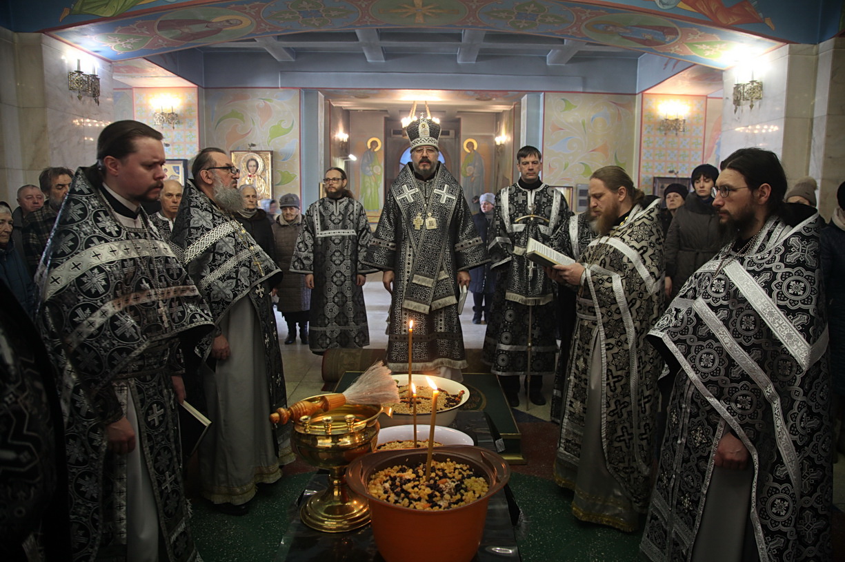 В пятницу первой седмицы Великого поста епископ Находкинский и Преображенский Николай совершил Литургию Преждеосвященных Даров и чин освящения колива в Казанском Кафедральном соборе г.Находки.
