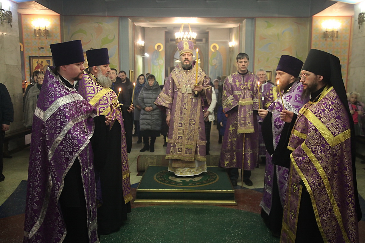 Епископ Находкинский и Преображенский Николай возглавил всенощное бдение в Казанском соборе.