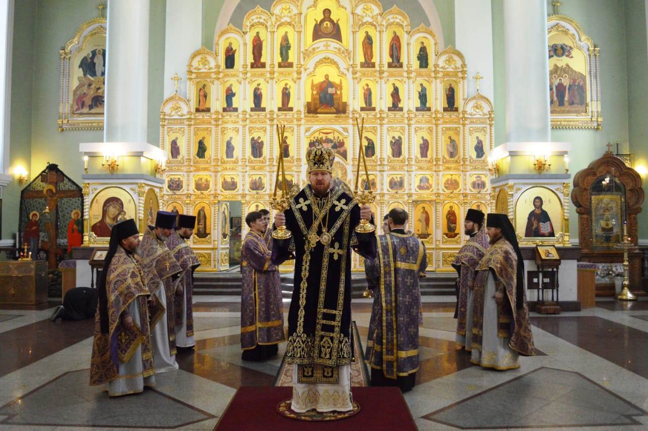 В Великий Четверг глава Приморской митрополии возглавил Божественную литургию в Покровском соборе