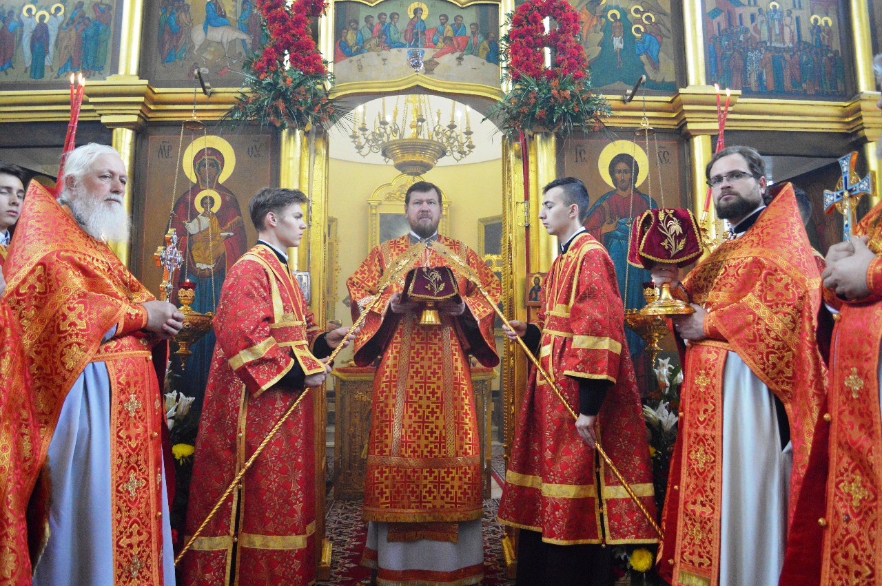 Во вторник Светлой седмицы глава Приморской митрополии совершил литургию в Свято-Никольском соборе