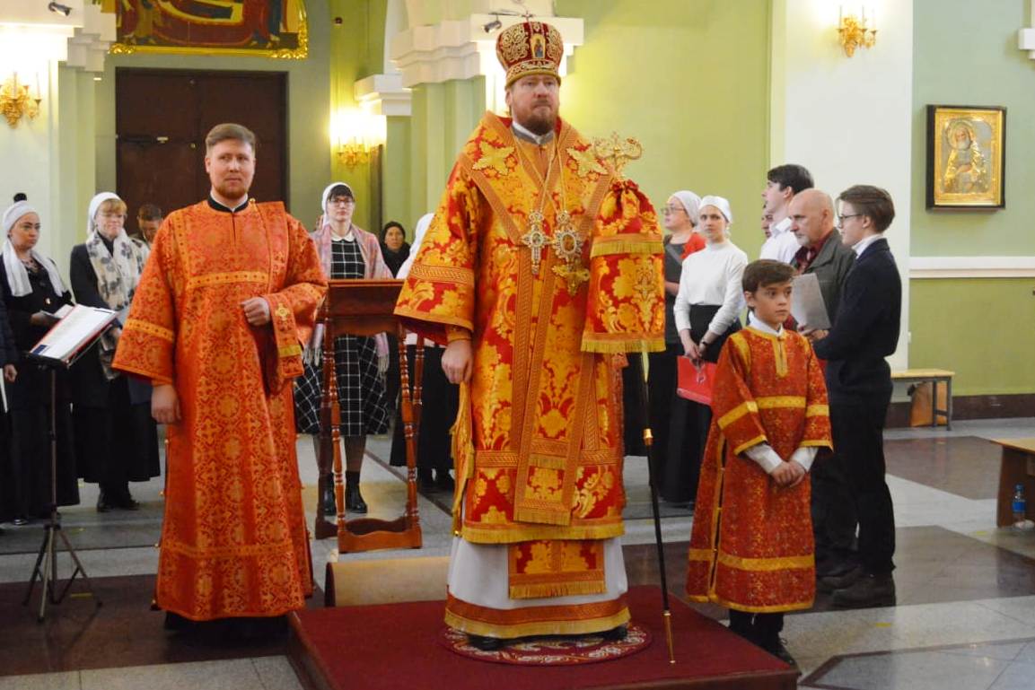 Митрополит Владимир возглавил великую Пасхальную вечерню в Покровском соборе