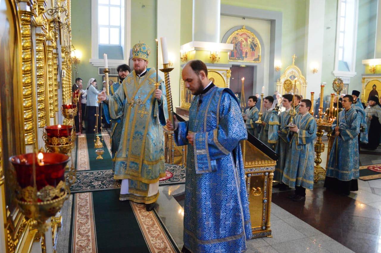 В канун праздника Благовещения митрополит Владимир возглавил всенощное бдение в Покровском кафедральном соборе