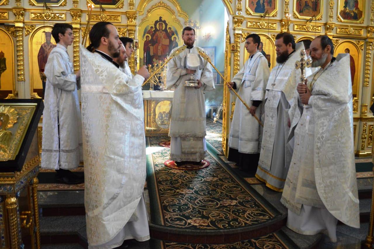 В Лазареву субботу митрополит Владимир совершил литургию в Покровском соборе