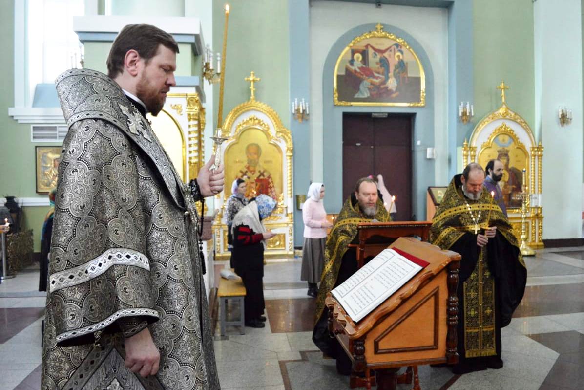 Митрополит Владивостокский и Приморский Владимир совершил пассию в Покровском соборе