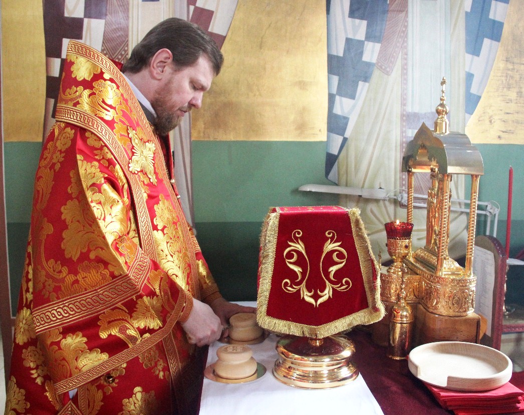 В четверг Светлой седмицы митрополит Владимир возглавил литургию в Покровском храме Уссурийска