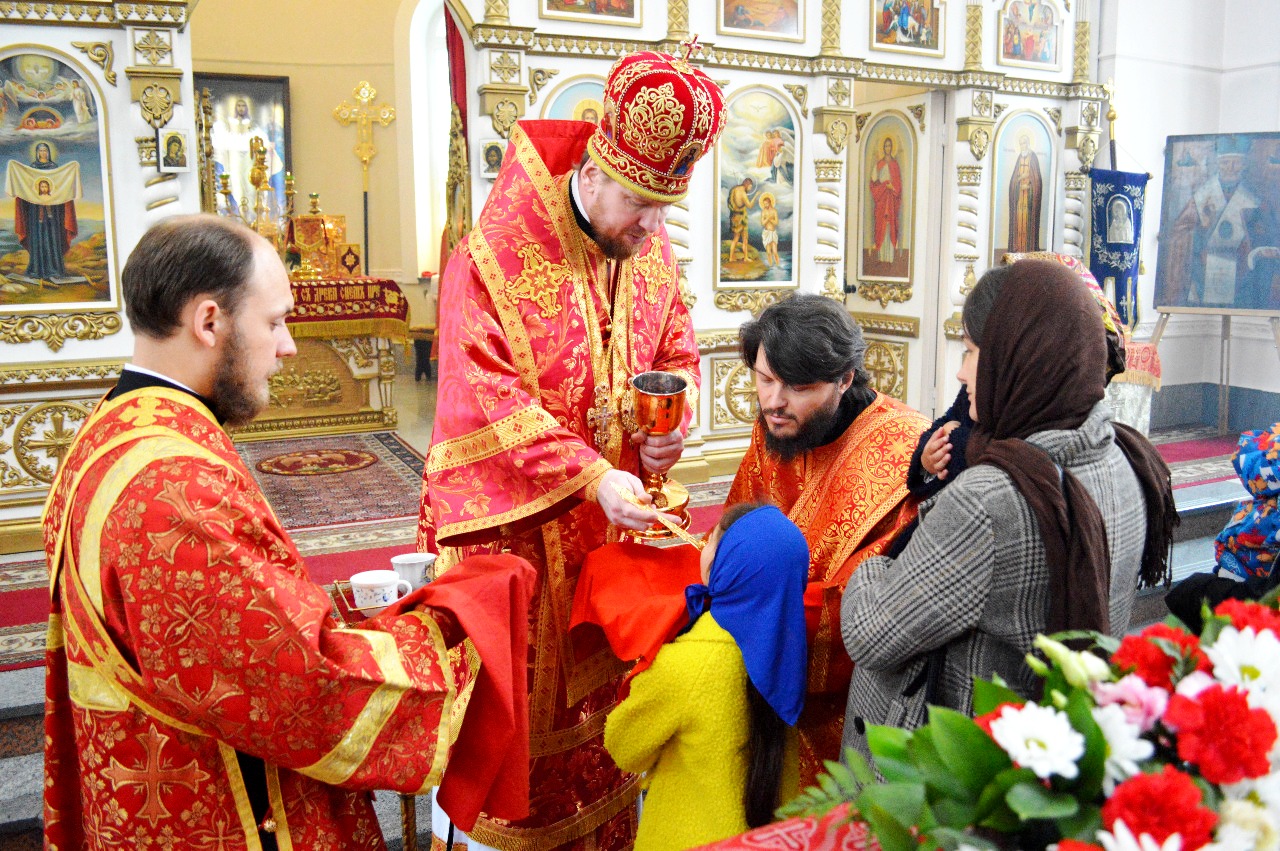 В Светлую субботу митрополит Владимир возглавил литургию в Богоявленском храме города Артема