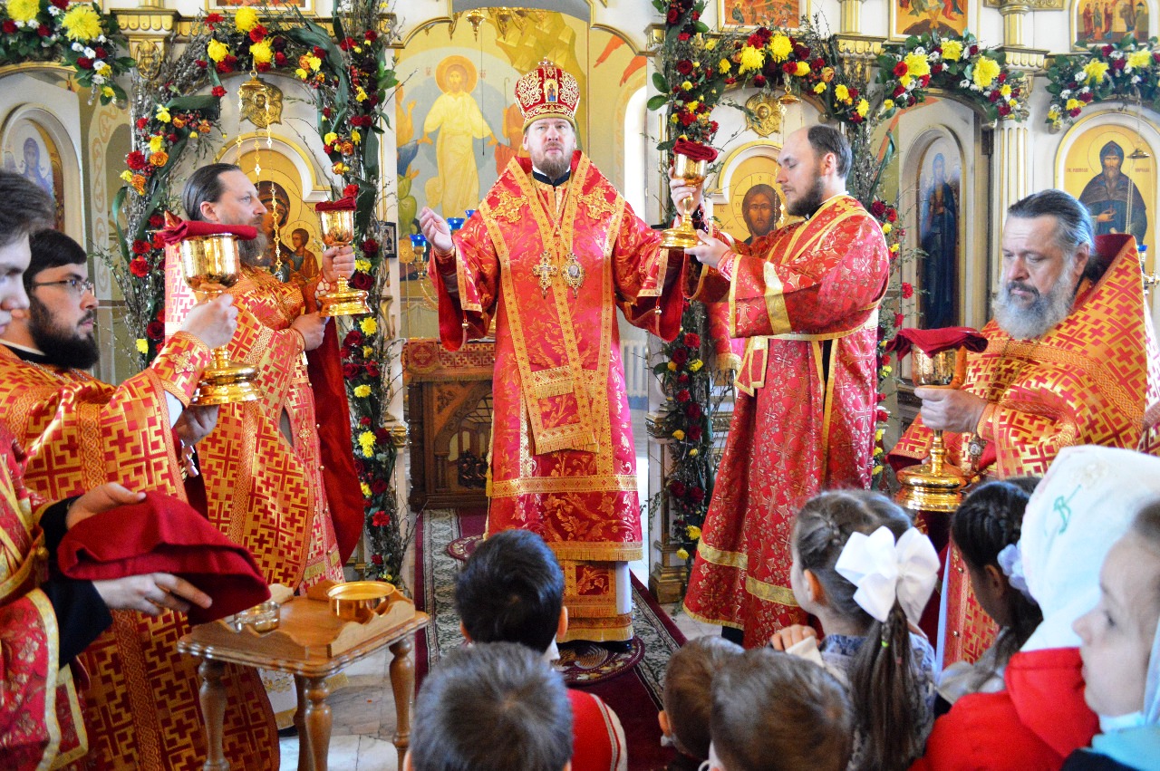 В среду Светлой седмицы митрополит Владимир совершил литургию в храме святых Кирилла и Мефодия