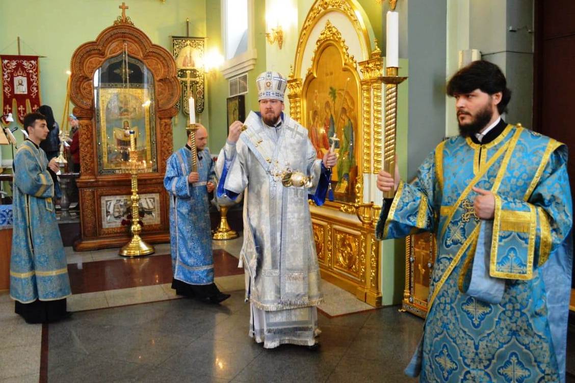В канун праздника Похвалы Пресвятой Богородицы митрополит Владимир возглавил утреню в Покровском соборе