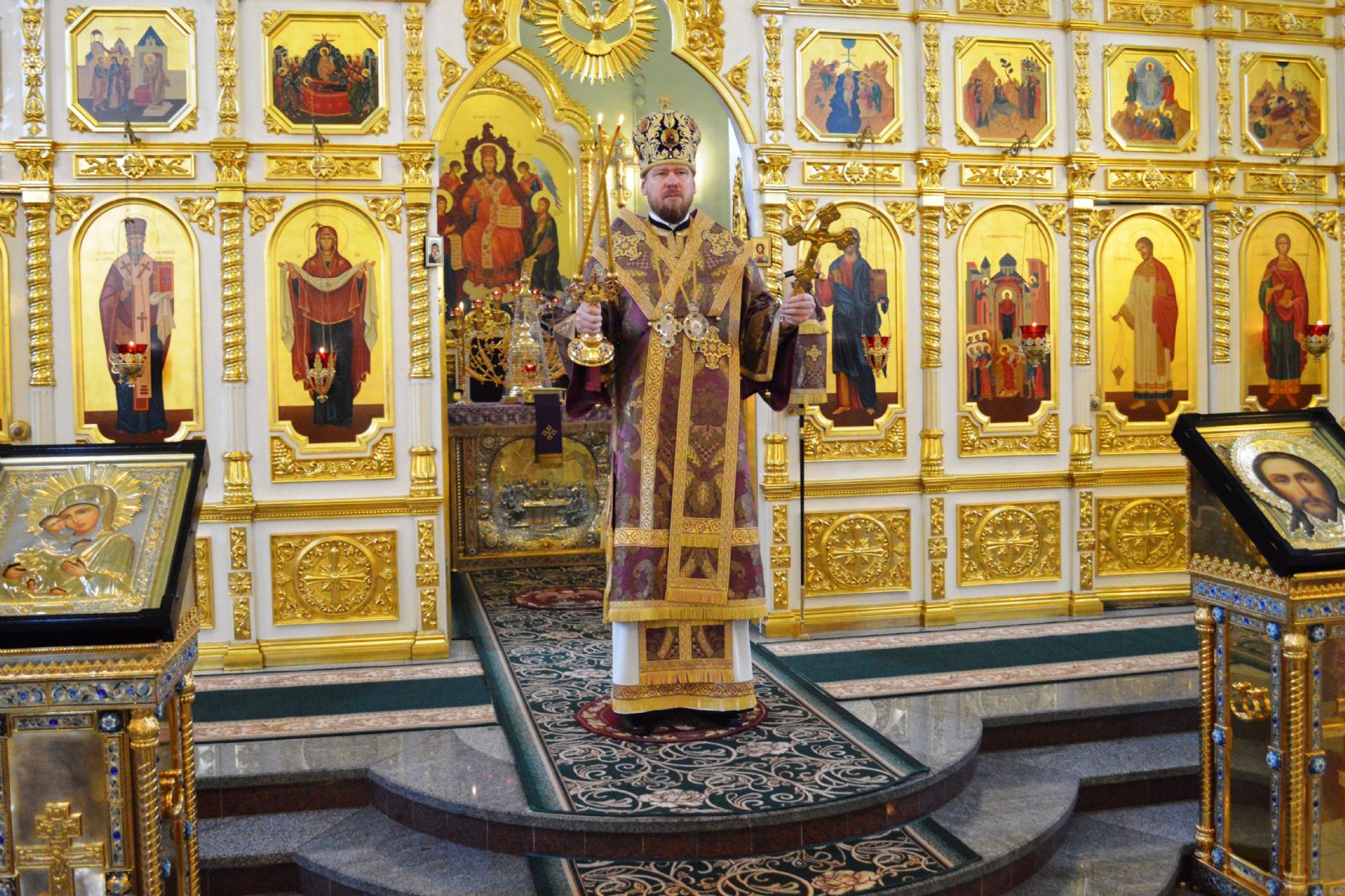 В Неделю 5-ю Великого поста глава Приморской митрополии совершил Божественную литургию в Покровском соборе