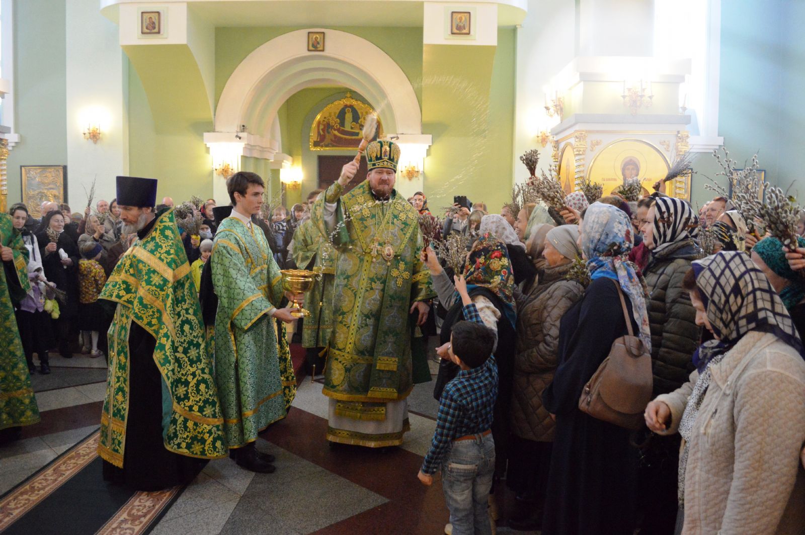 В канун Вербного воскресенья митрополит Владимир совершил всенощное бдение в Покровском кафедральном соборе