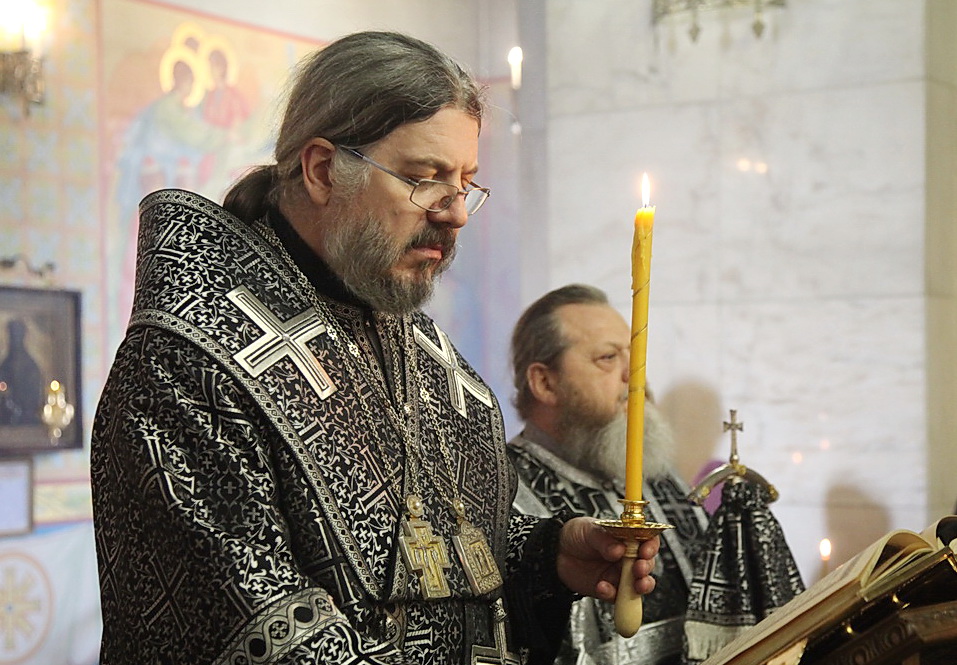 Епископ Находкинский и Преображенский Николай совершил утреню Великой пятницы с чтением двенадцати Страстных Евангелий.